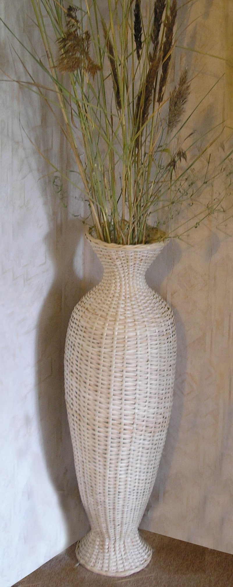 Изящная плетеная ваза: добавьте шарму и уют в свой интерьер! [42 фото]