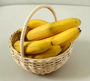 Корзина с фруктами, с бананами